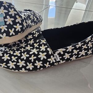TOMS Women's Black Daisy Print Canvas Flats Shoes Size 6